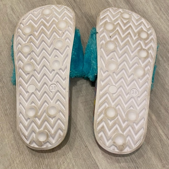 Great condition iSCREAM fluffy slides - Picture 7 of 8